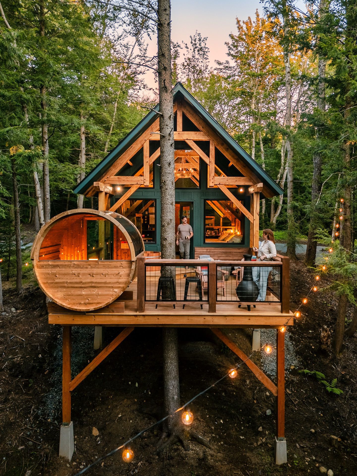 复古墨绿色梁柱结构森林木屋