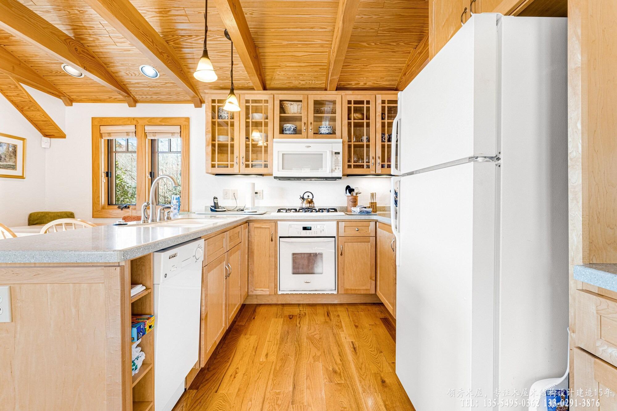 美式木屋厨房细节_实木橱柜与电器配置 (4)