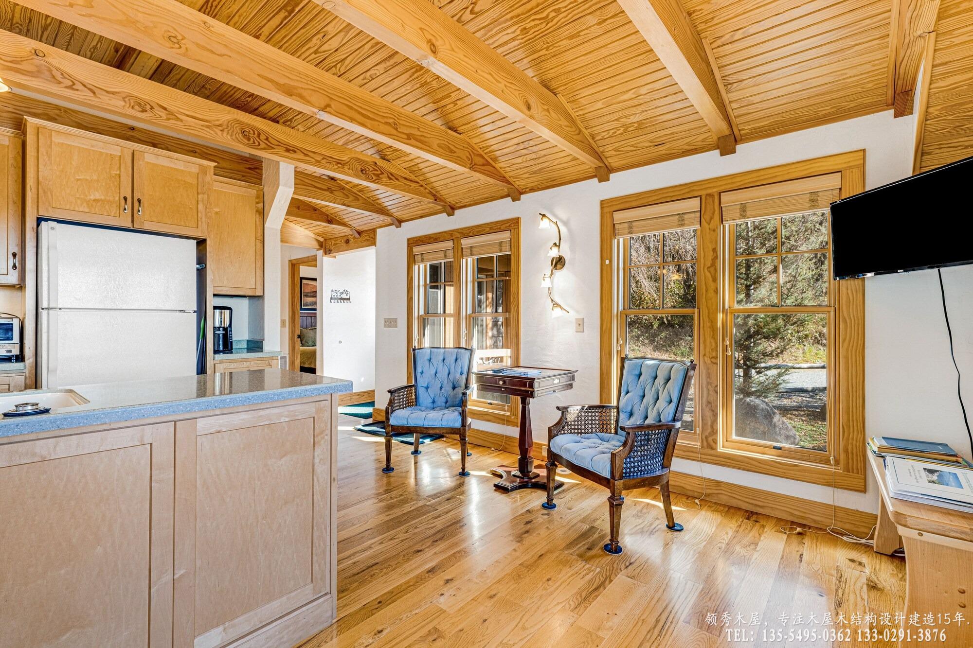 美式木屋厨房细节_实木橱柜与电器配置 (5)