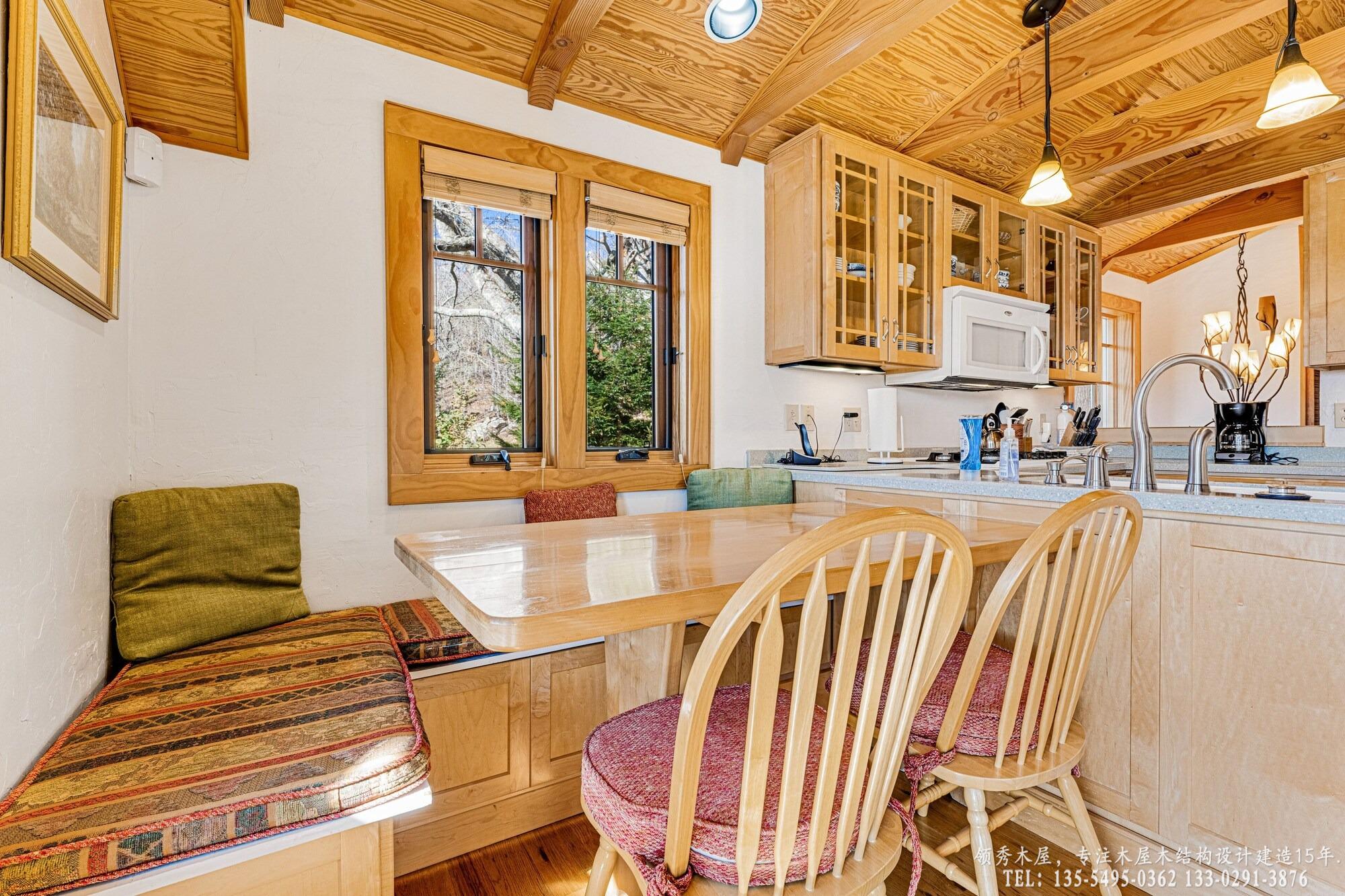 美式木屋厨房细节_实木橱柜与电器配置 (6)