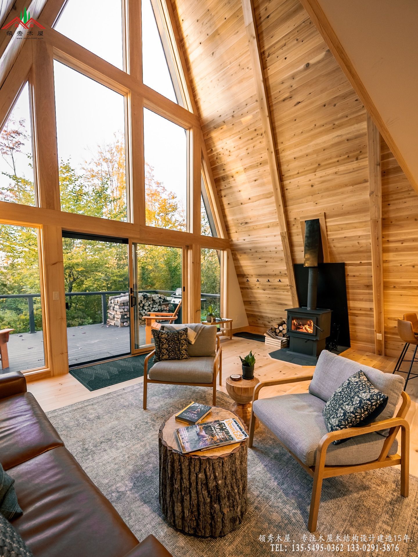 现代黑色A字型木屋:森林赏秋阁楼民宿-客厅特写