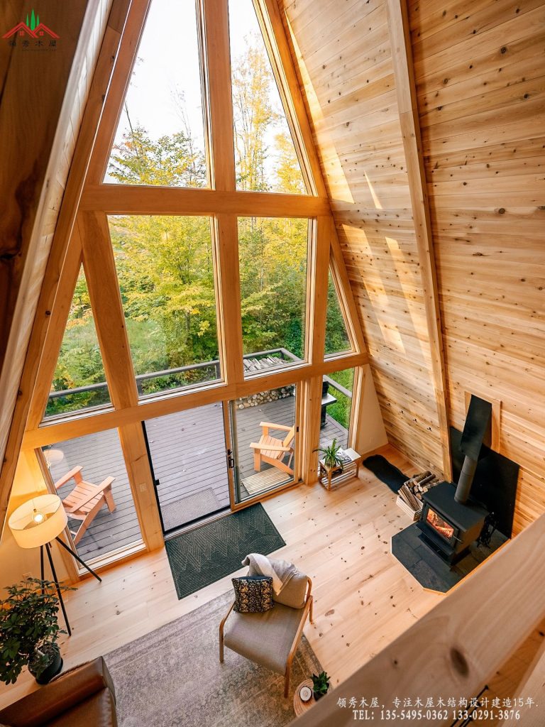 现代黑色A字型木屋:森林赏秋阁楼民宿-客厅特写02