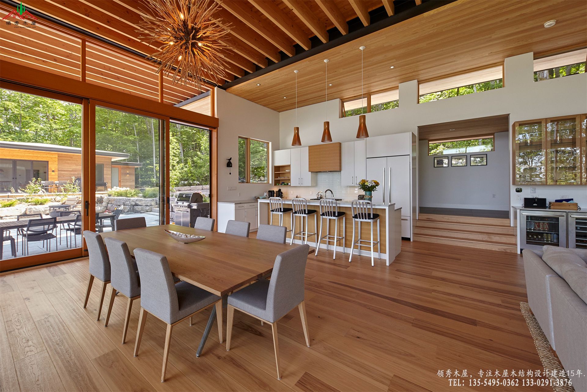 现代平顶木屋-厨房和就餐区特写照