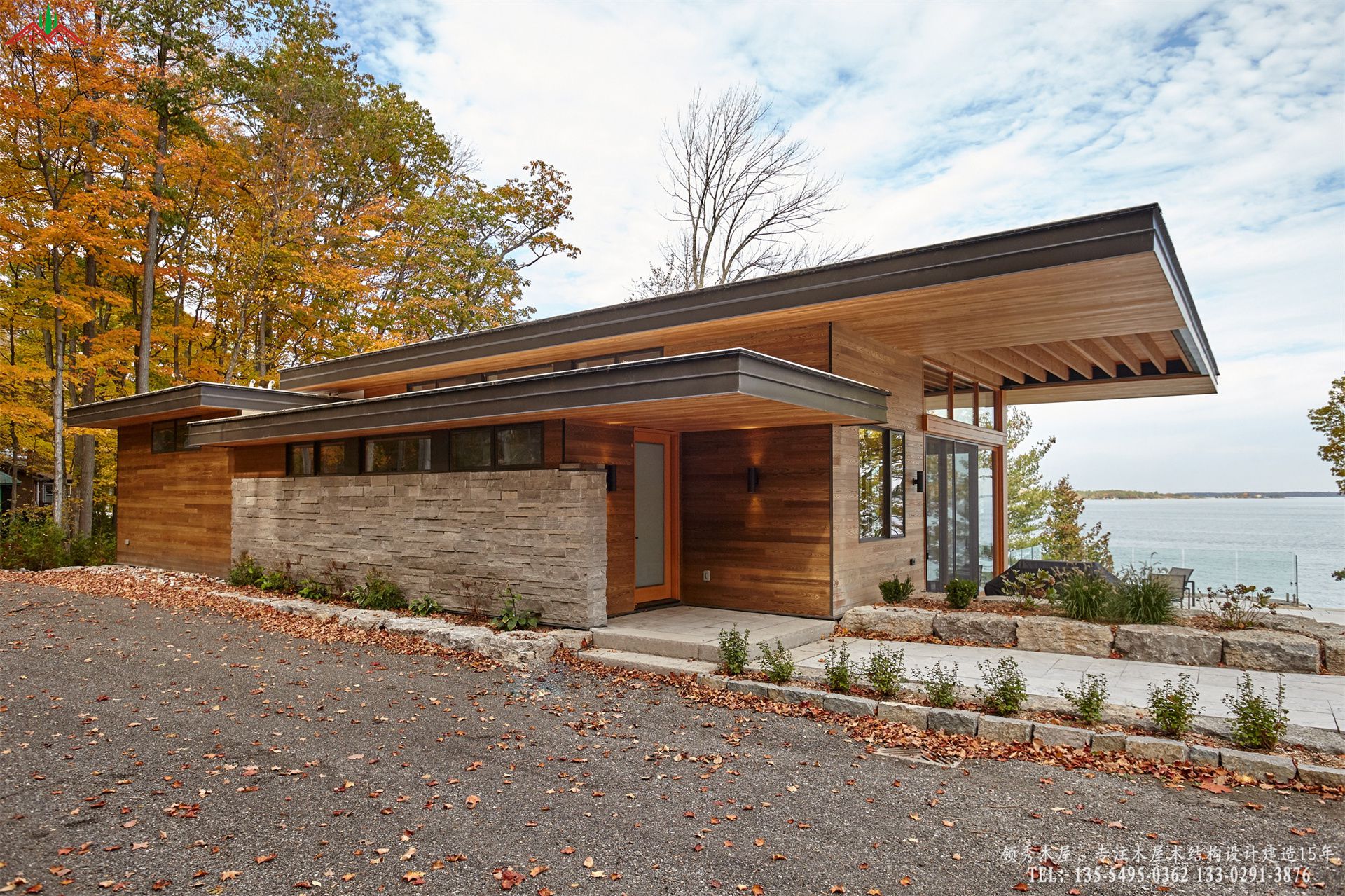 现代平顶木屋-秋季入口特写