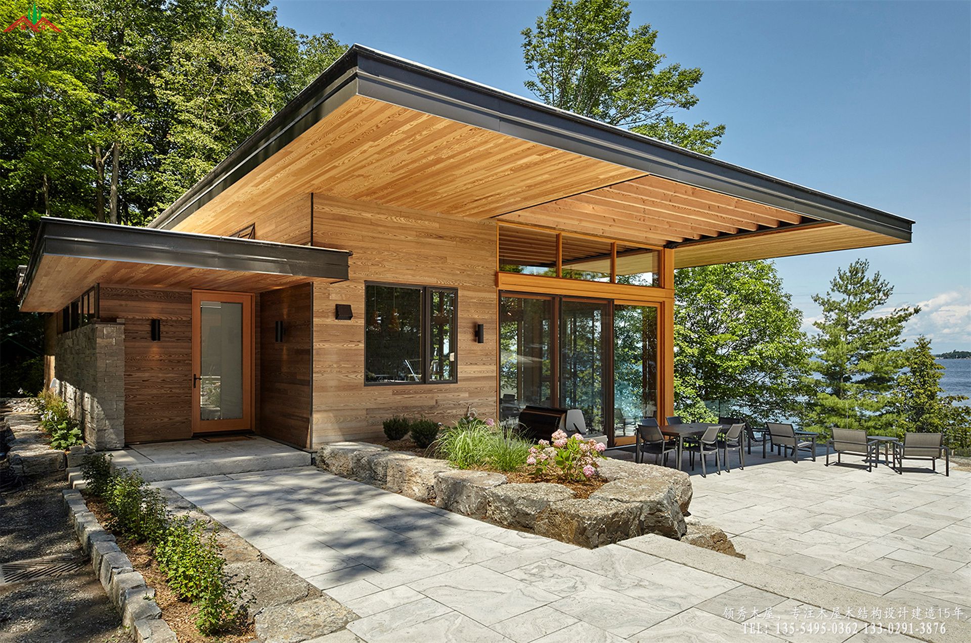 现代平顶木屋-白天入口特写