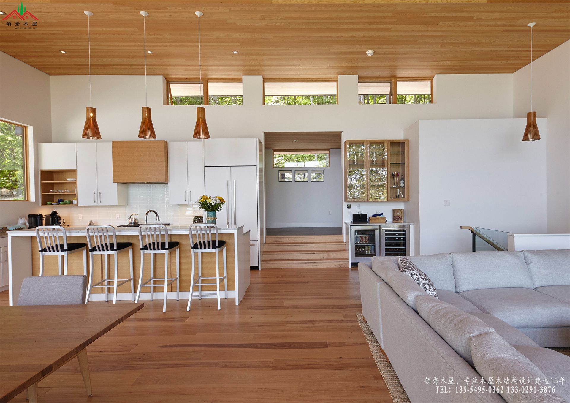 现代平顶木屋-厨房白色墙与木色吊顶特写