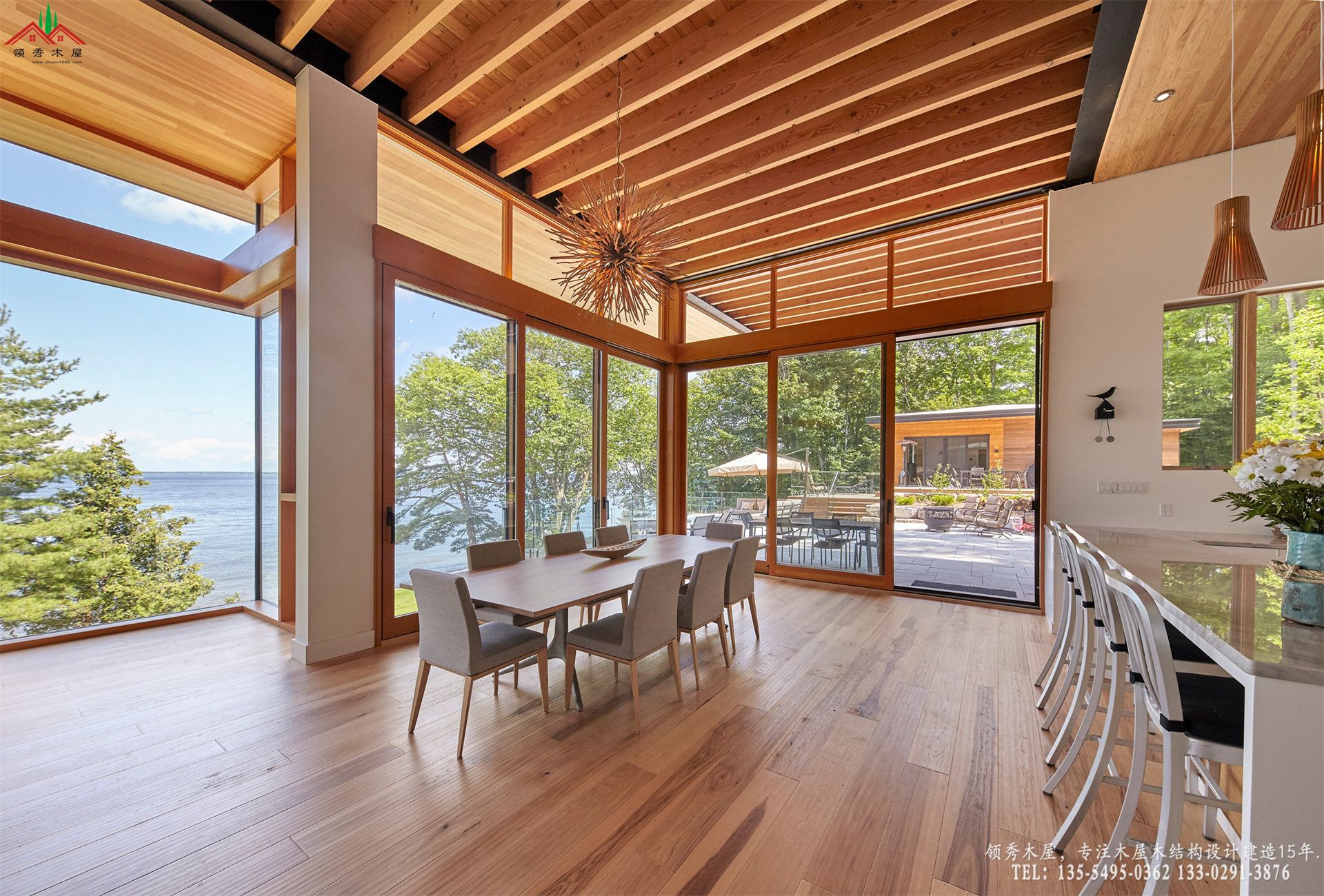 现代平顶木屋-餐厅三面落地玻璃特写
