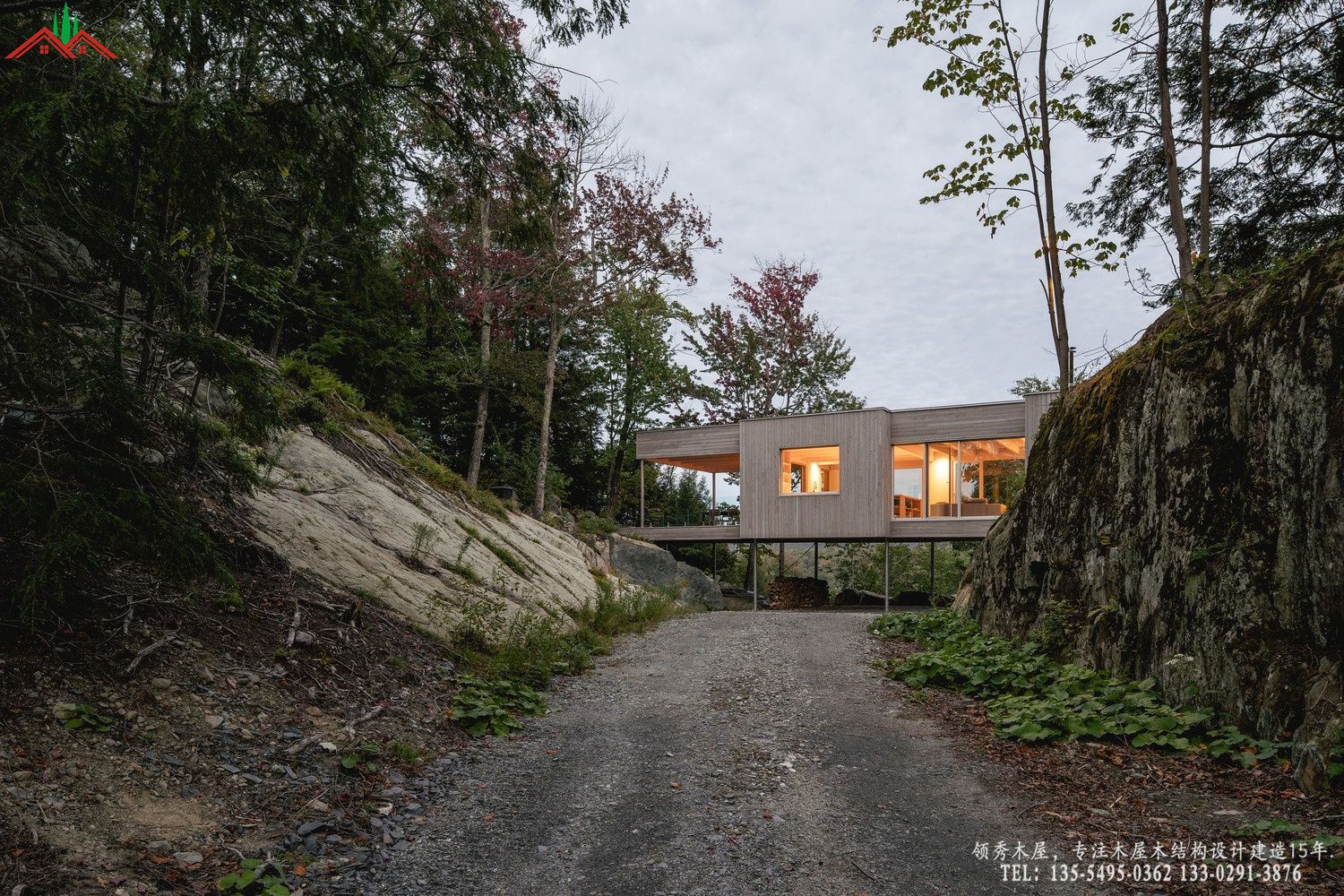 林间悬浮现代平顶盒子木屋外观设计,采用全景落地窗