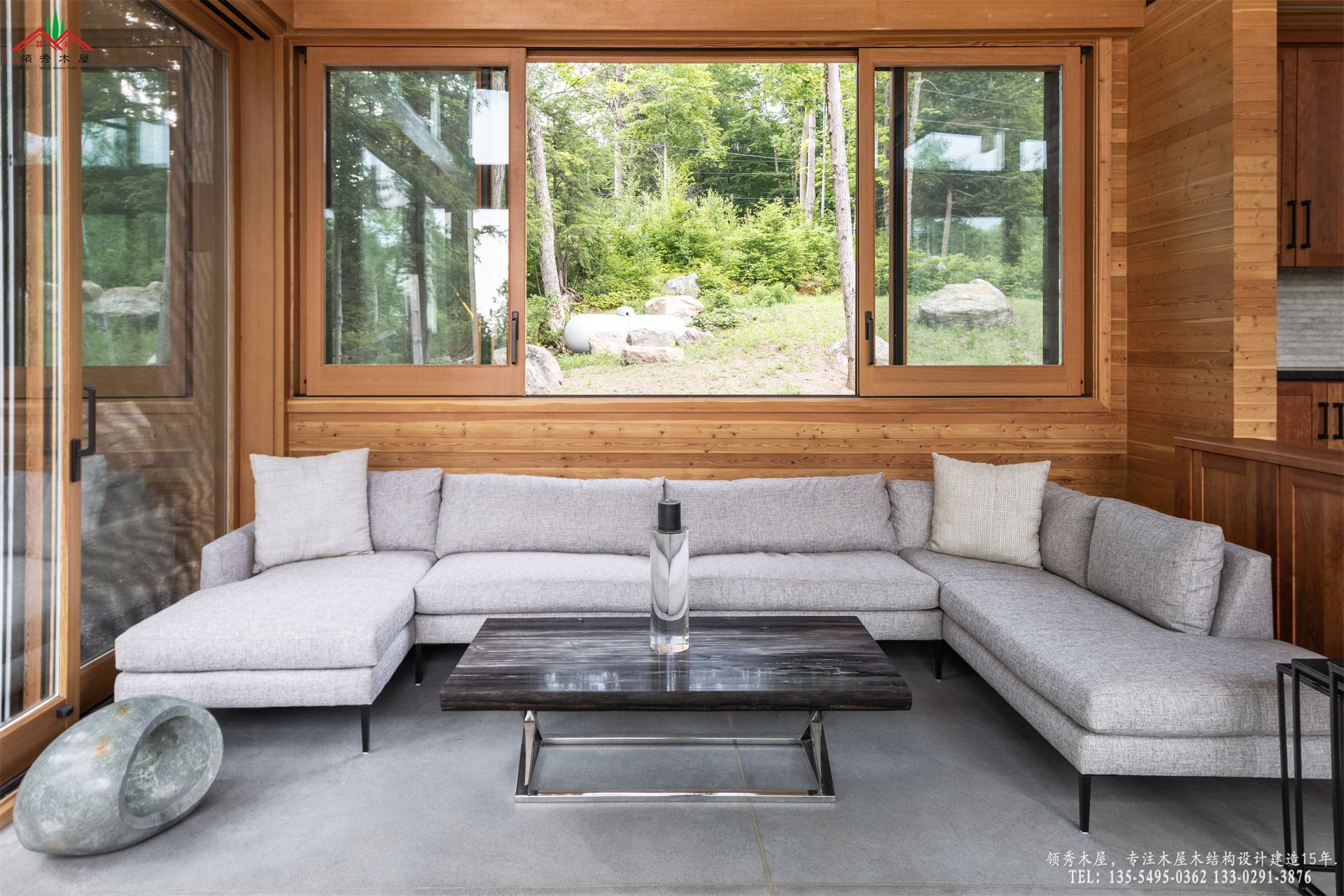 花旗松重型木屋-客厅米白色布艺沙发特写