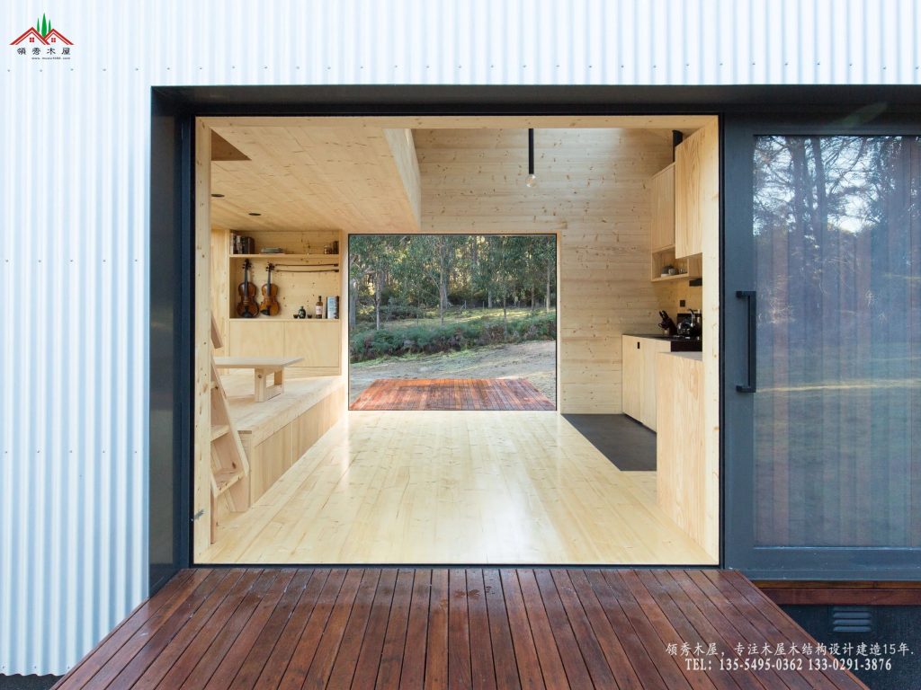 微型度假木屋-木色厨房特写