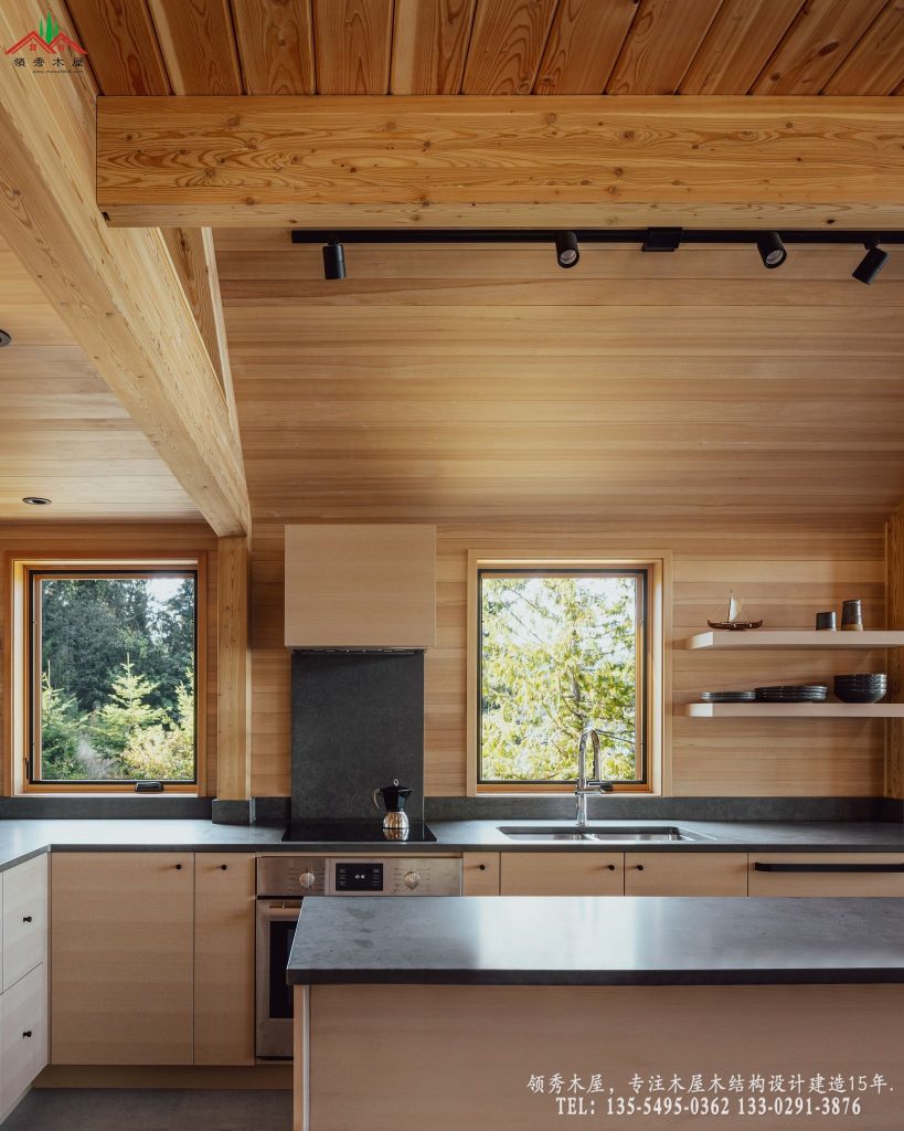 水岸度假木屋-室内无节墙板和开放式厨房特写