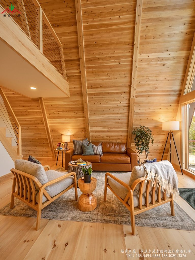 现代黑色A字型木屋:森林赏秋阁楼民宿客厅特写
