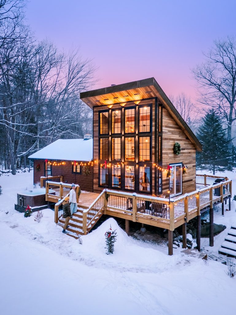 现代单坡顶大格全景玻璃窗雪景度假木屋带挑空客厅实拍案例 封面