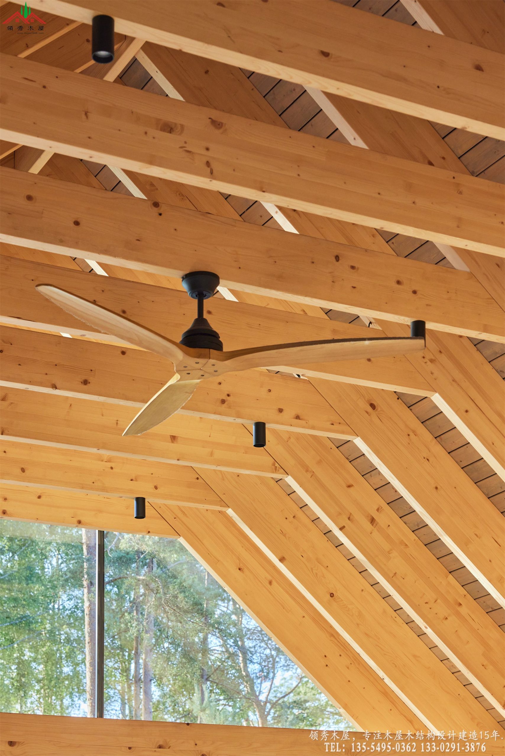 云杉胶合木屋顶结构特写