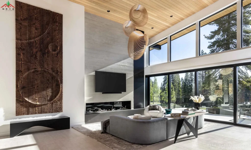 现代壁炉客厅,木质艺术墙与落地窗,光影交错的静谧空间