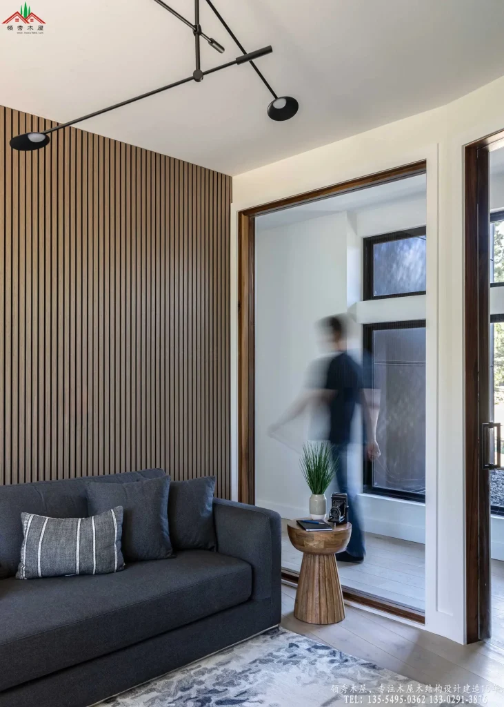 舒适休息区,木格栅墙面,通透玻璃门映人影。