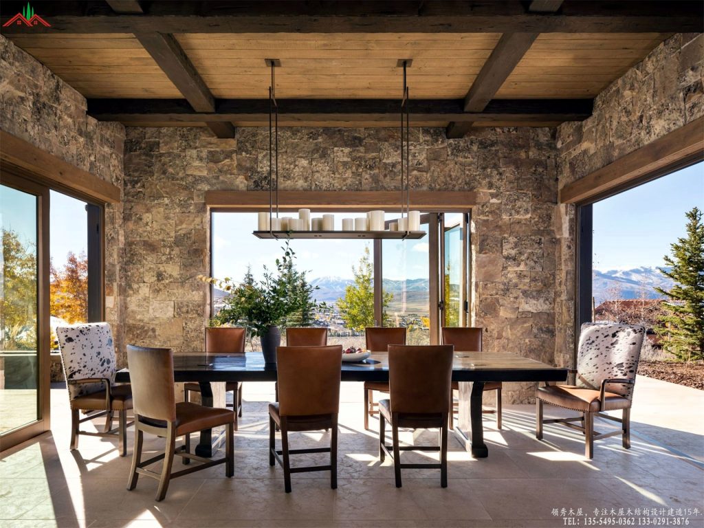 大型家族重木别墅专属独立备餐与收纳走廊