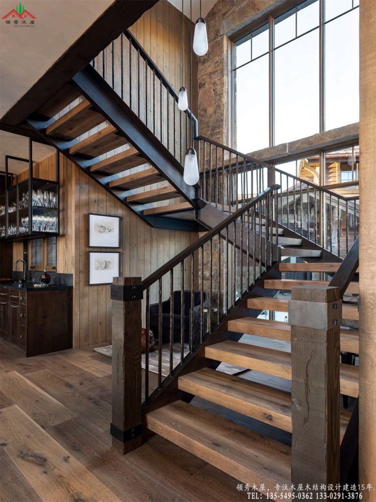 重型木结构别墅内部豪华实木楼梯动线设计