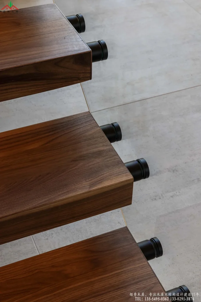 悬浮木质楼梯特写,深色支承与浅色地砖形成对比。