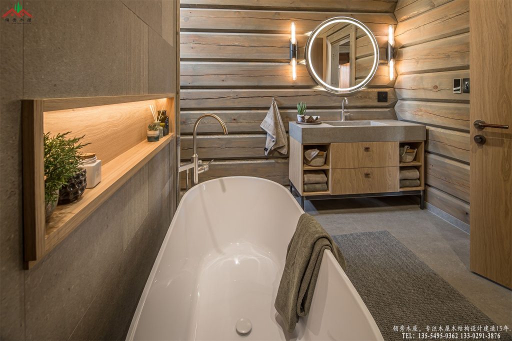 高端木结构酒店全景卫浴与独立落地浴缸