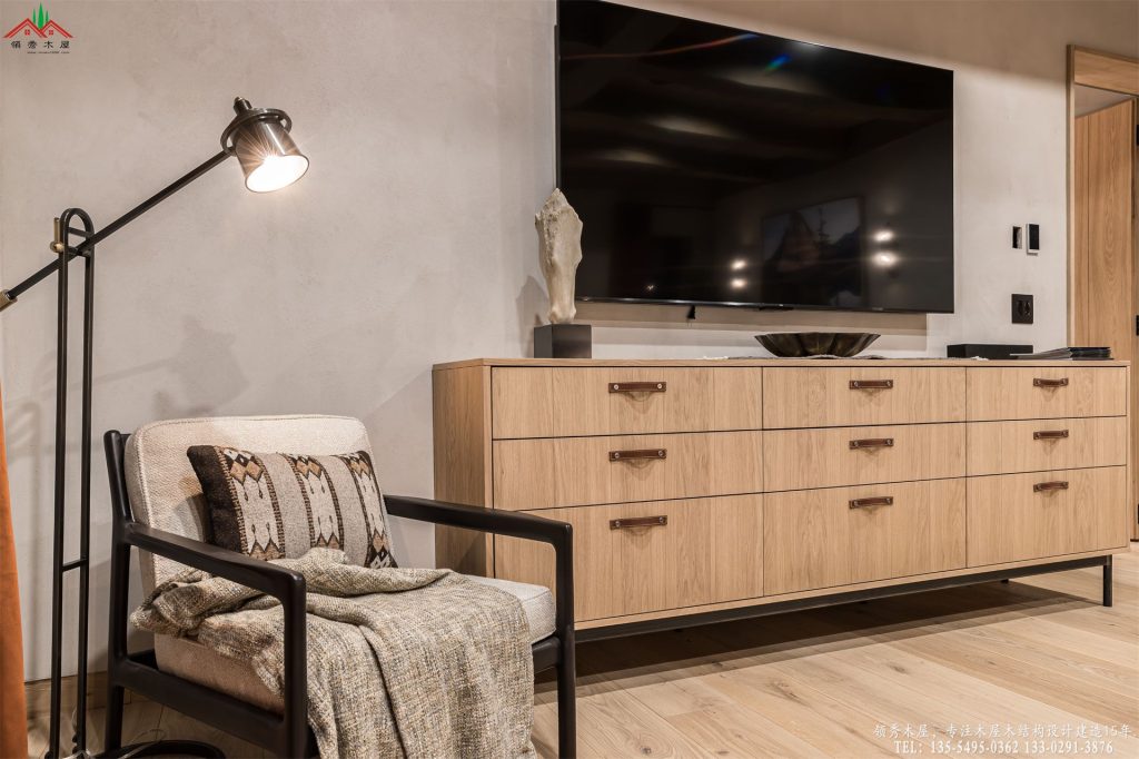 顶级实木庄园大宅内部影音休闲区