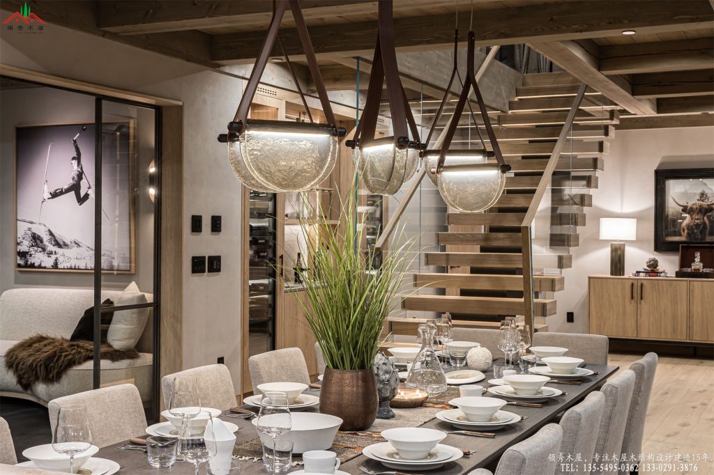 奢华木屋会所开放式景观厨房与就餐区特写