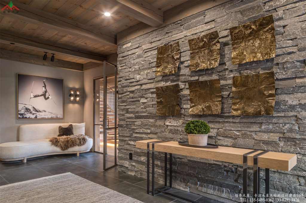 野奢度假营地主楼原木与毛石碰撞入户玄关