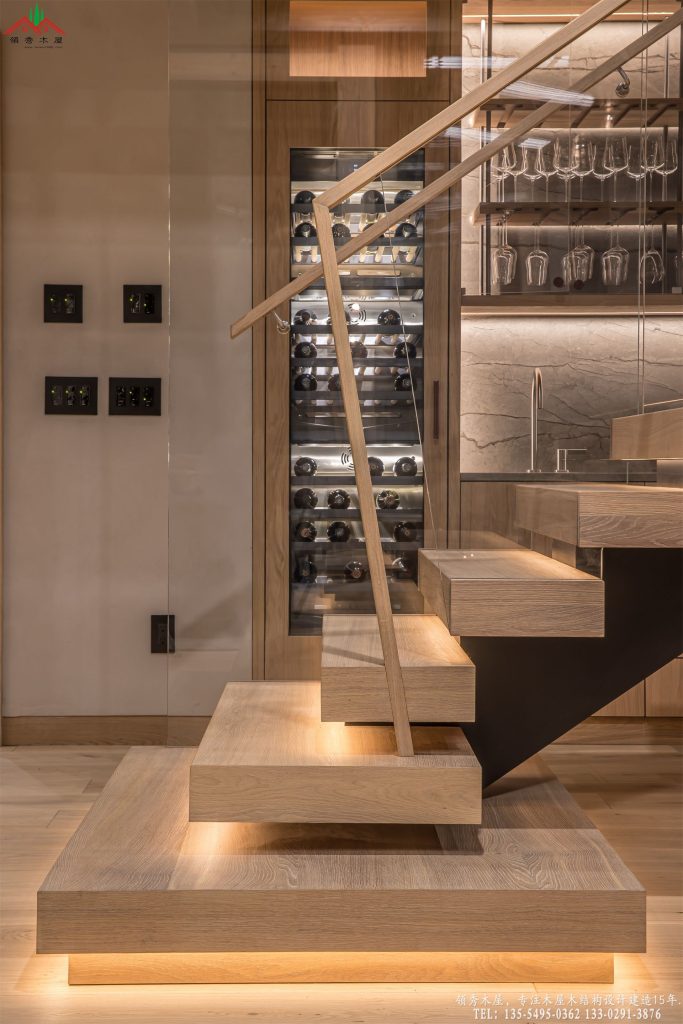 现代重型木别墅实木踏步与感应灯带设计