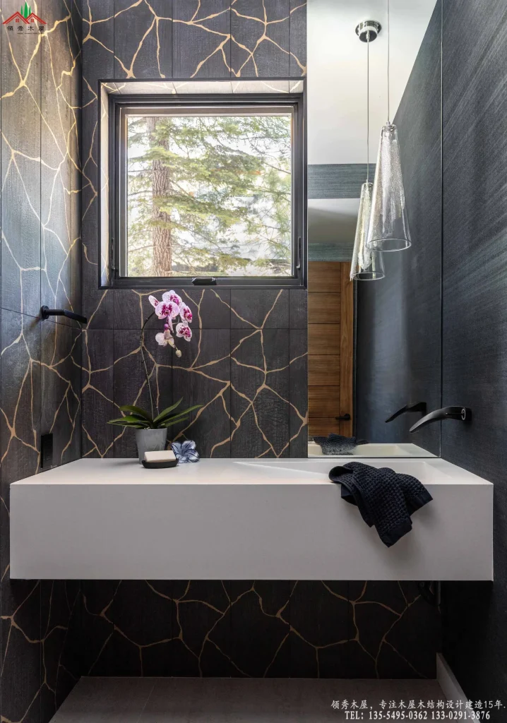 侘寂风卫生间,裂纹瓷砖背景墙,极简洗手台,窗外林景入画