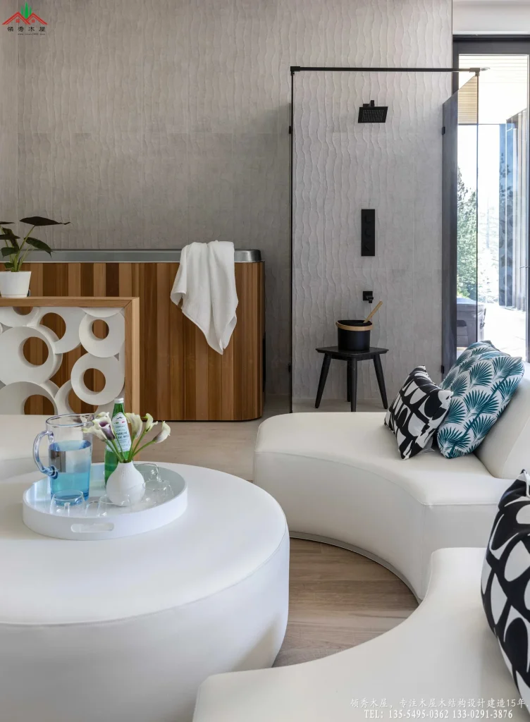 室内水疗区,木质浴池与曲线沙发,营造放松休憩氛围