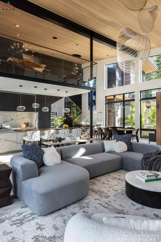 宽敞开放式客厅,落地窗外林景,自然光线与现代家具交织