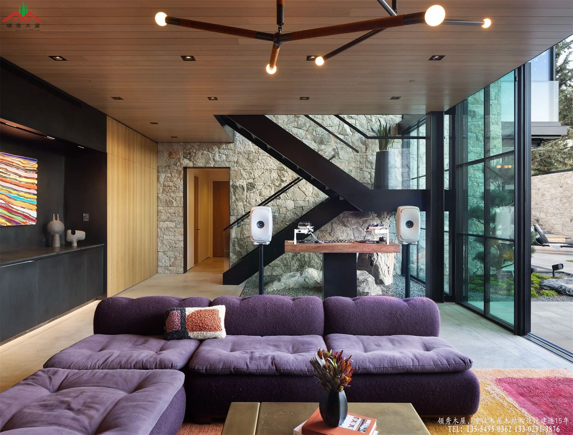 现代石木大宅带钢木楼梯的VIP影音娱乐室