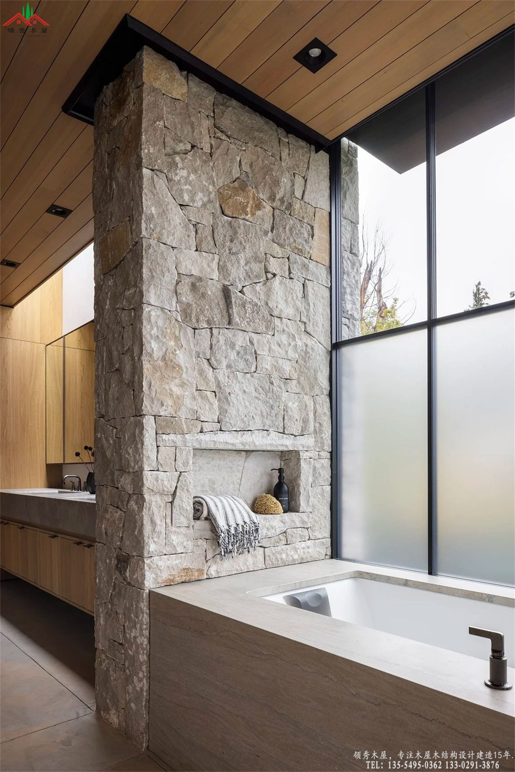 精品度假村配套毛石背景墙与独立浴缸SPA区