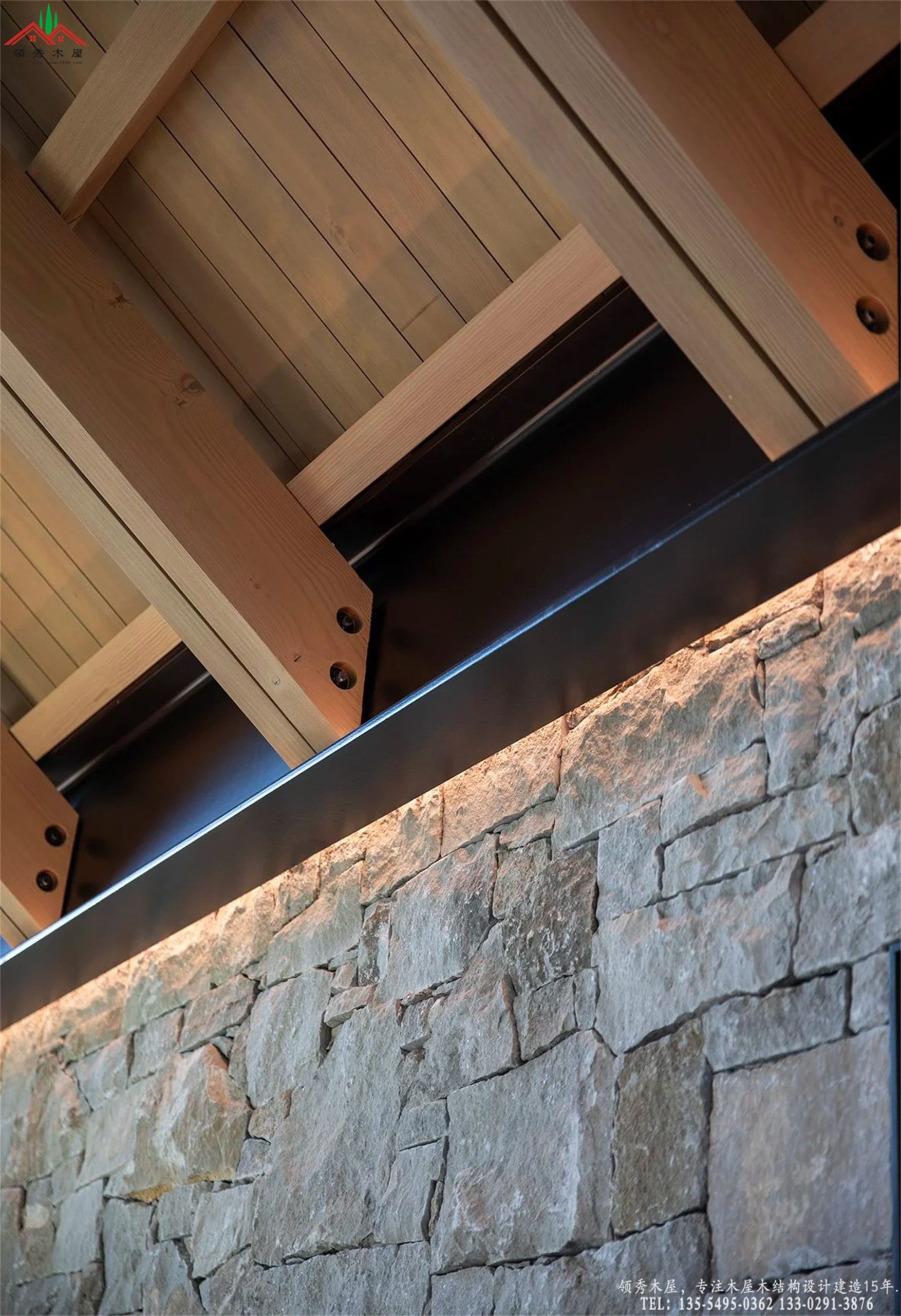 高端商业木建筑原木天花与天然毛石节点工艺