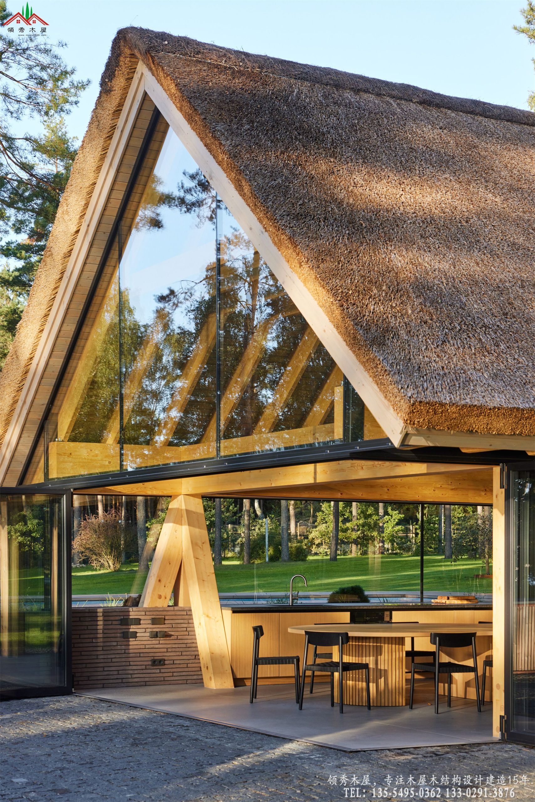 奢华茅草泳池服务休闲亭日景外观-厚茅草屋顶特写