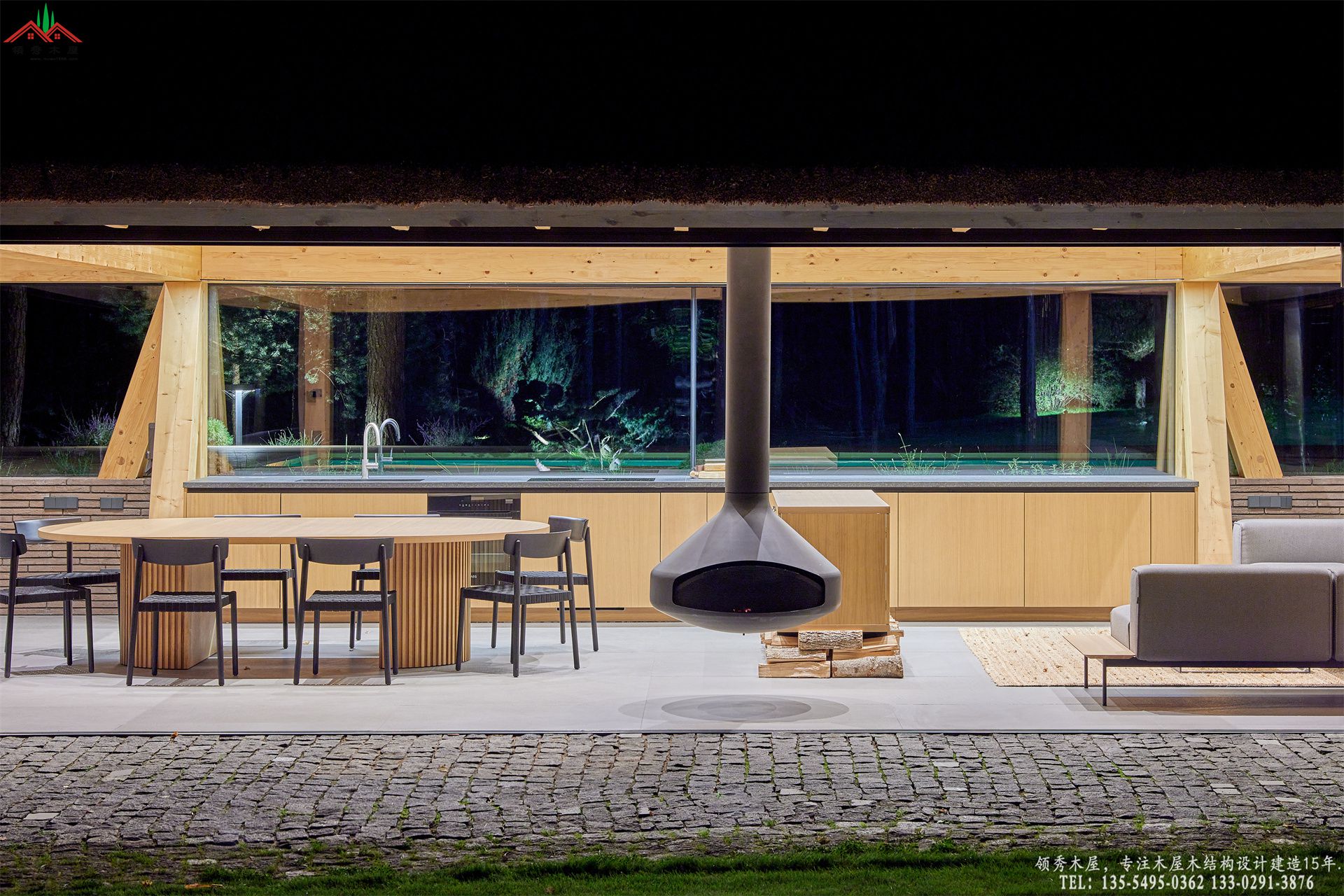 茅草泳池休闲亭内部高端中岛服务吧台夜景