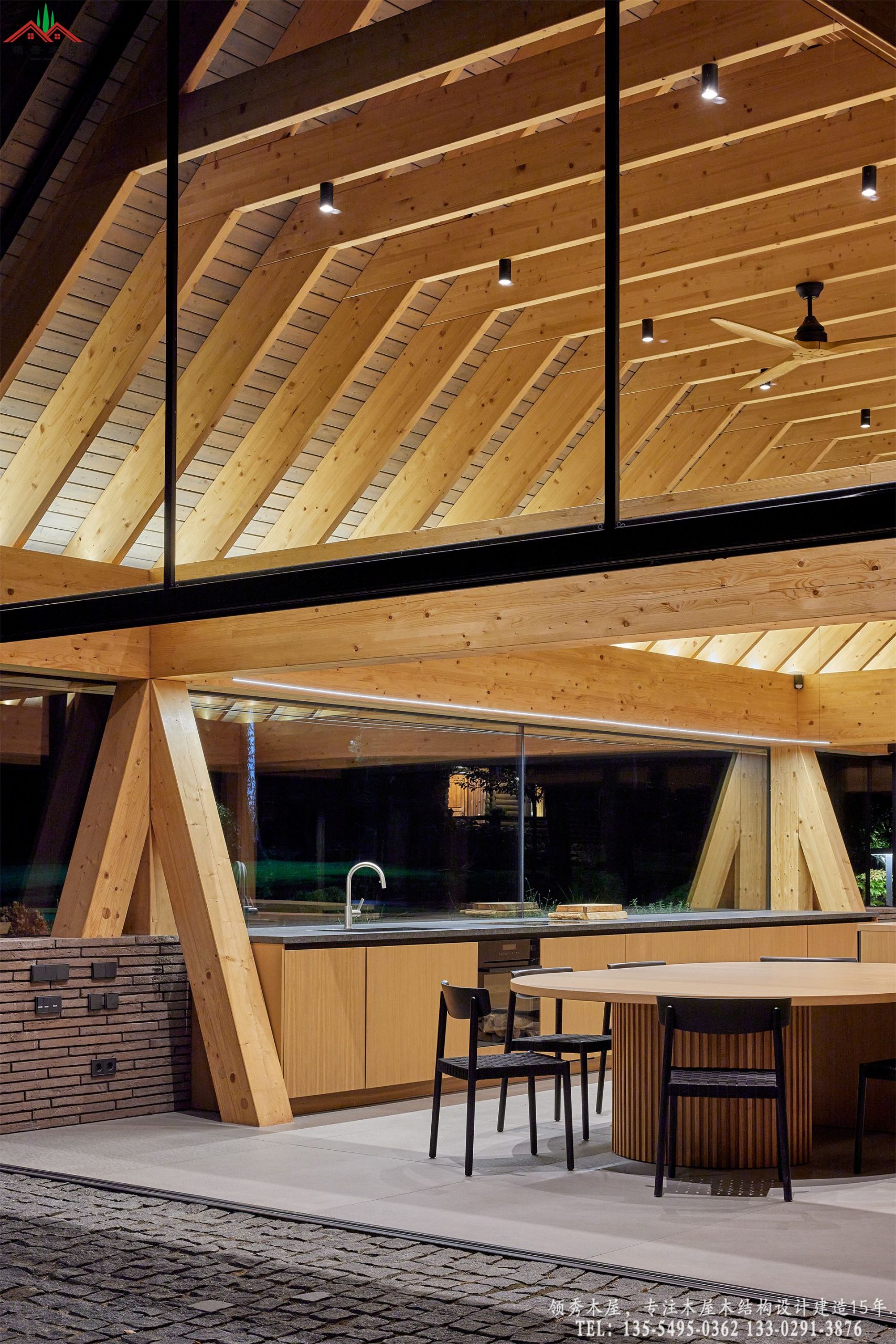 室内云杉胶合木复杂重型实木梁柱桁架结构细节实拍