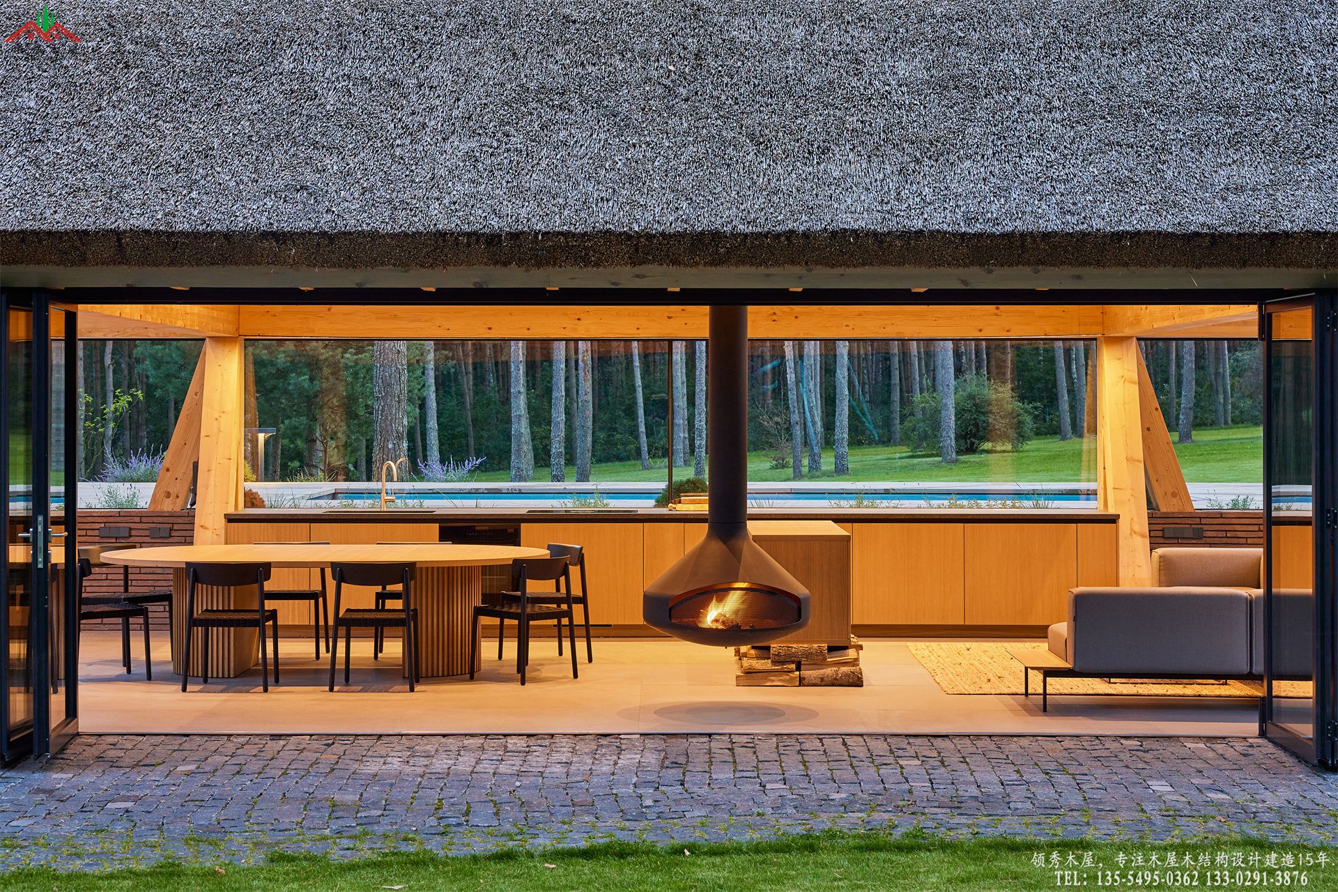 野奢茅草泳池服务亭绝美灯光夜景