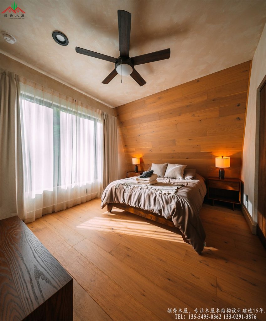 现代度假木屋温馨卧室采光与内饰