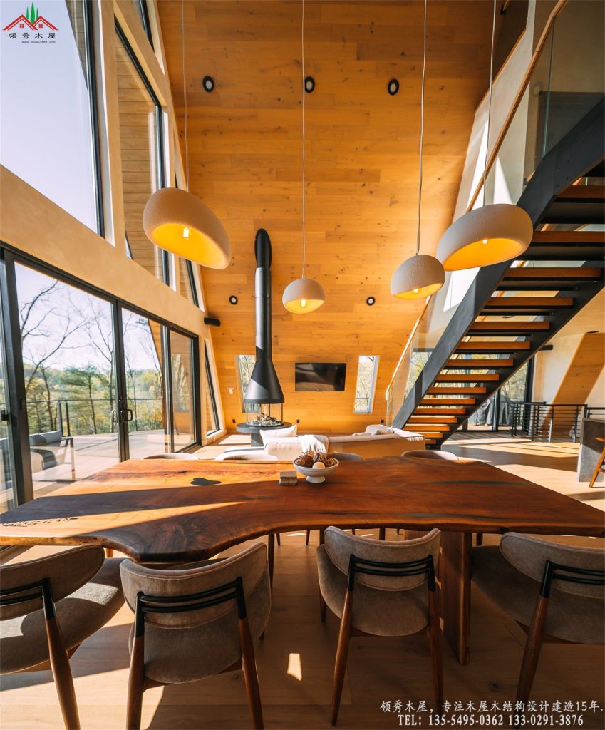 A型木屋挑高全景客厅与悬挂真火壁炉餐厅特写