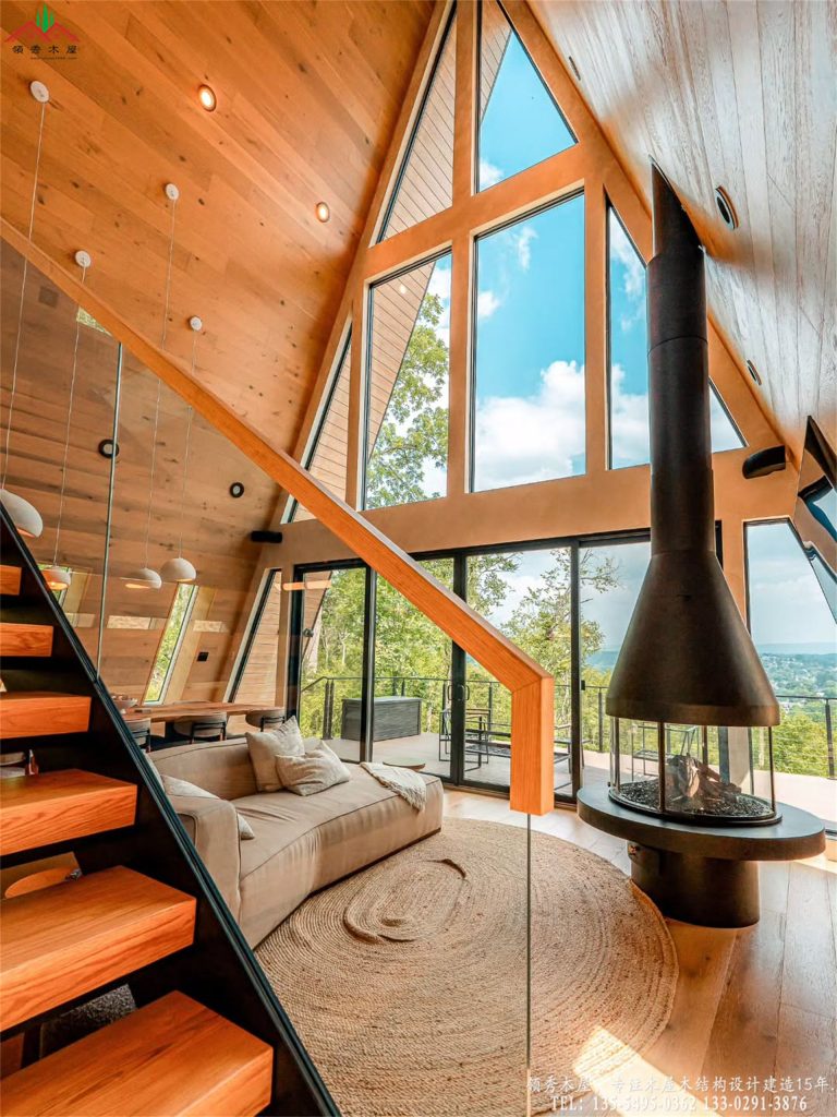 A型木屋挑高全景客厅与悬挂真火壁炉