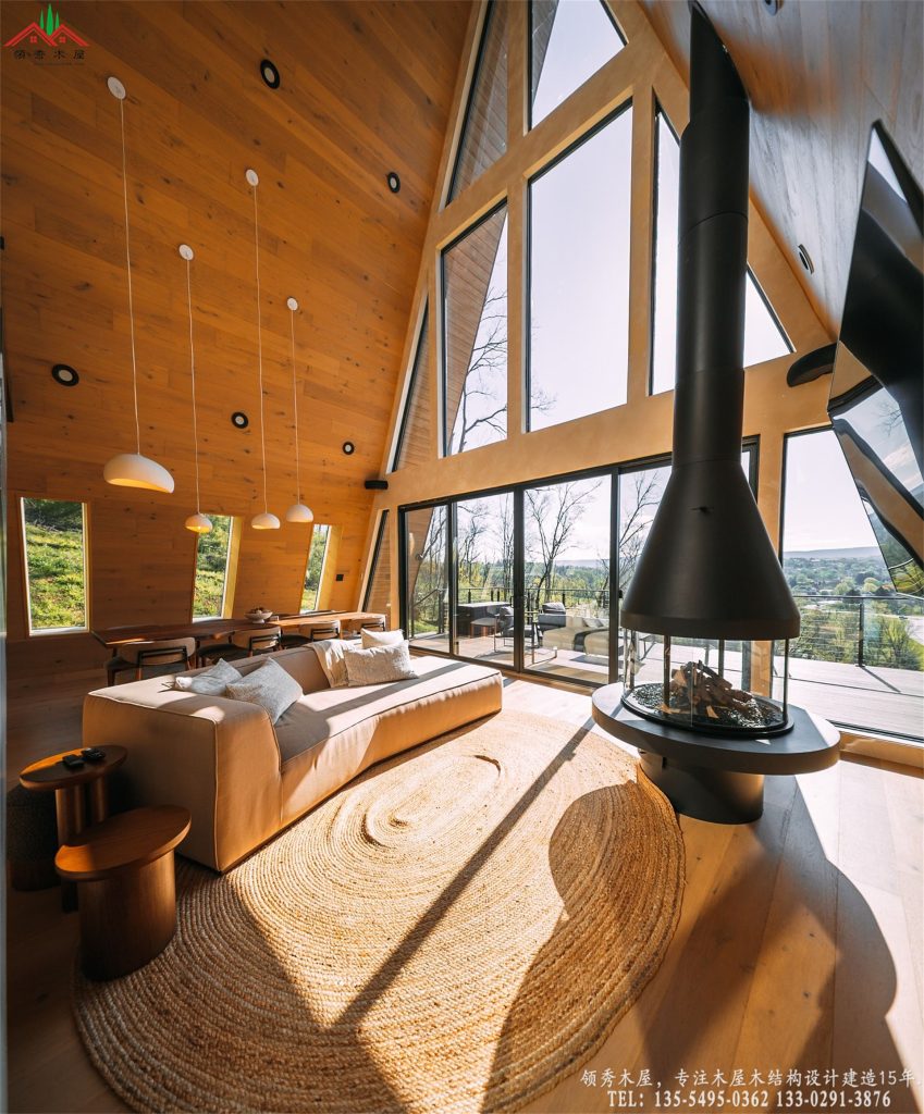 A型木屋挑高全景客厅与悬挂真火壁炉02