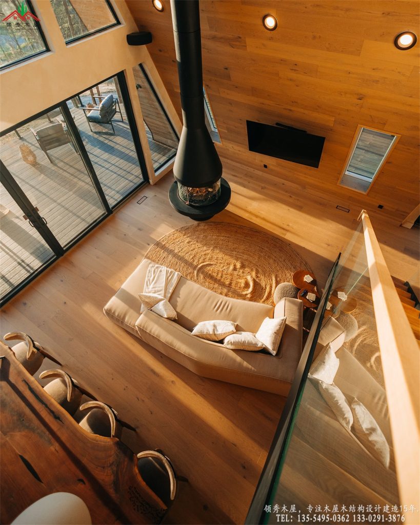 现代三角木屋极致挑高空间与落地玻璃幕墙