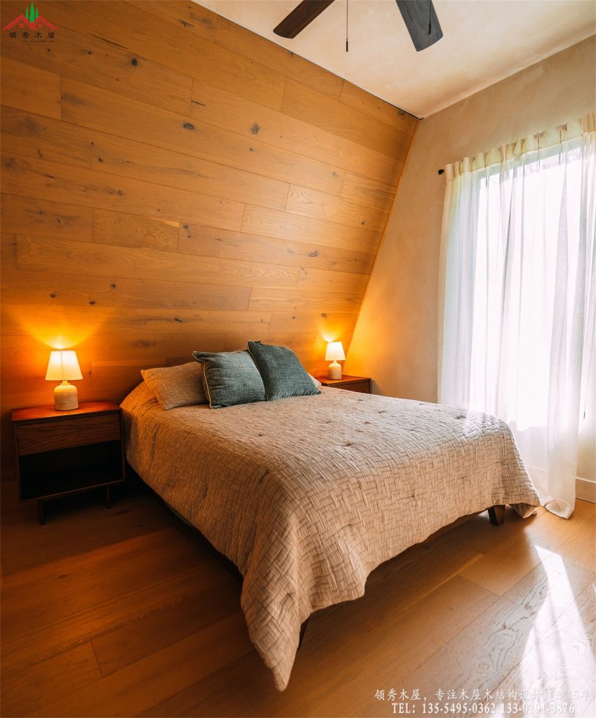 高端三角木屋暖光卧室与全木护墙板