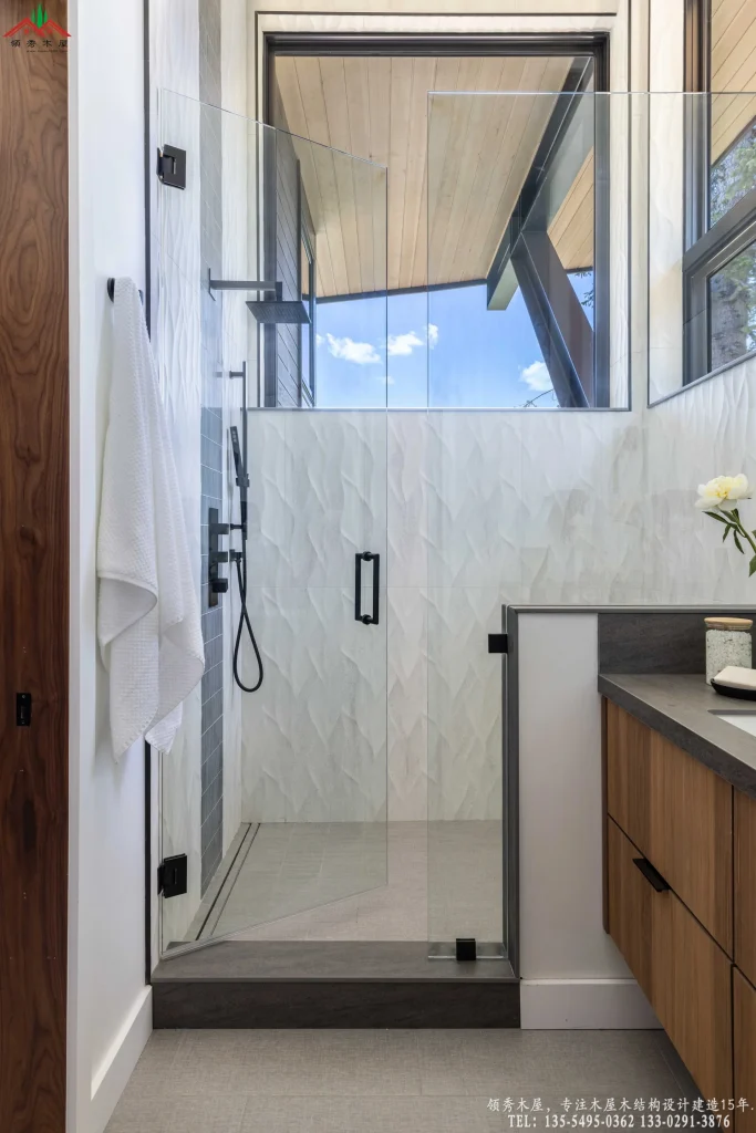 现代浴室,波纹瓷砖与木质洗手台相映。