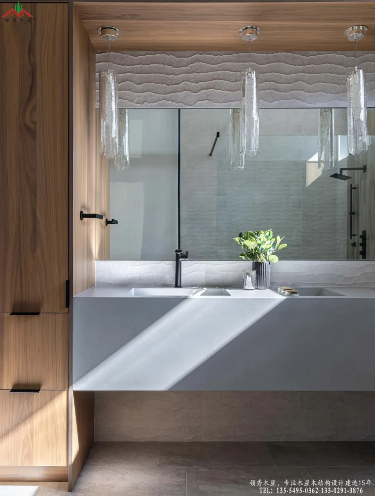 浴室木质柜体与双台盆,光线勾勒现代简约。