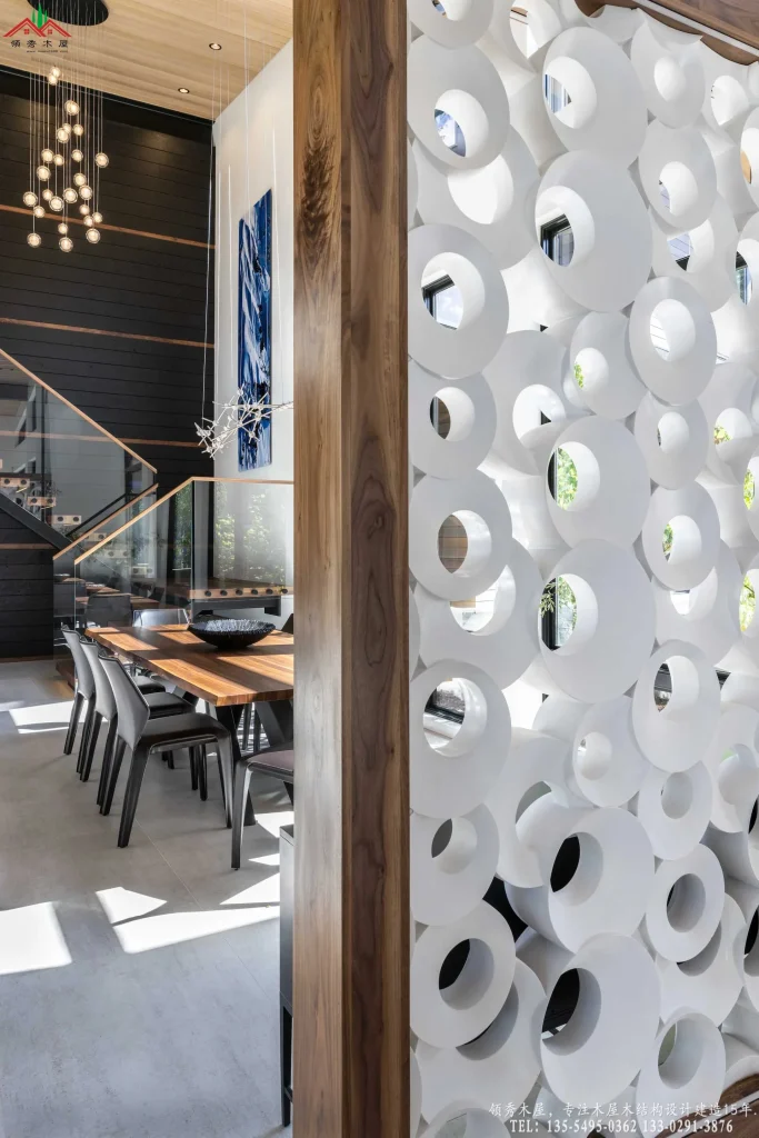 餐厅木质长桌与艺术屏风,光影交错的现代空间。