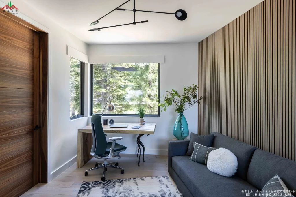 宁静家庭办公室,木质格栅墙与窗外森林景致,融合自然。