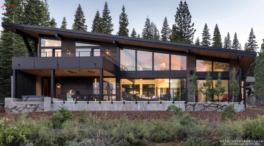 现代木屋后立面,多层露台与落地窗,融入自然景观。