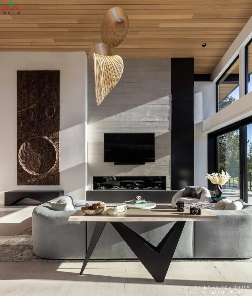 现代客厅,弧形沙发围合壁炉,艺术吊灯点缀。